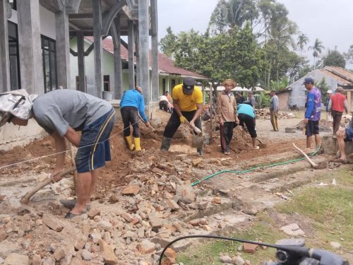 Jelang Bulan Ramadhan, Kanit Binmas dan Warga Gotong Royong di Masjid Al Muhajirin Talang Mangga