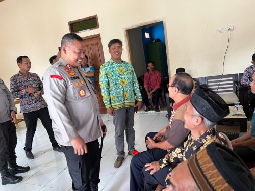 Jumat Berkah, Kapolres Way Kanan Salurkan Bansos di Balai Kampung Tanjung Raja Giham