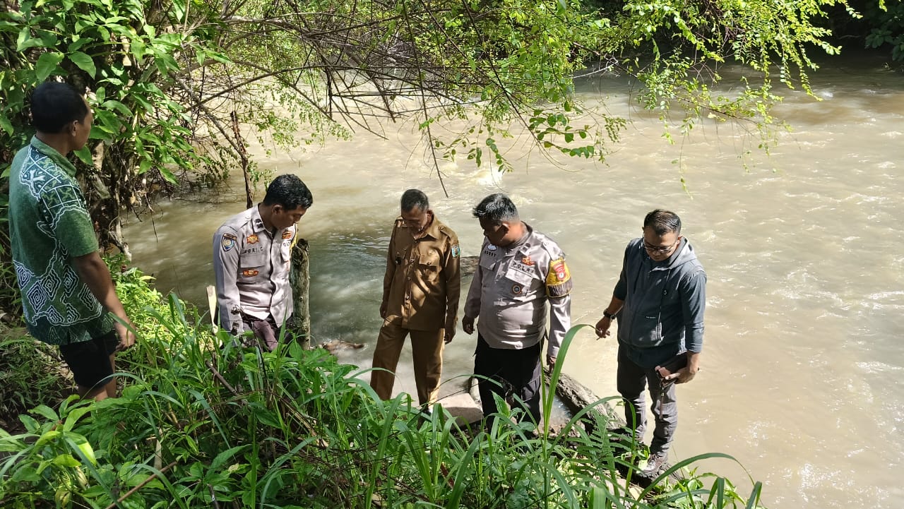 Diduga Satu Orang Hanyut Terbawa Arus Sungai Tangkas, Polisi dan BPBD Way Kanan Masih Melakukan Pencarian.